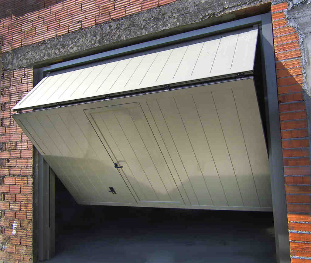 puertas de garaje basculantes con puerta peatonal precios