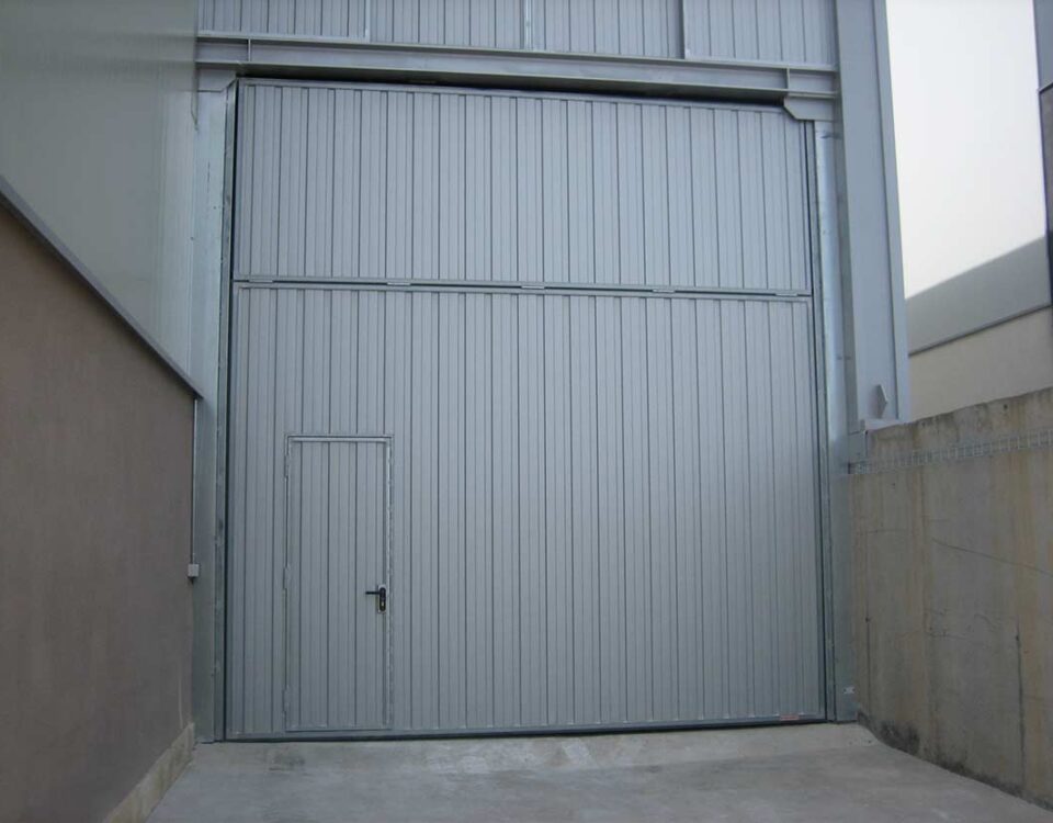 puertas industriales contrapesada basculante3 960x750 - Reparación Persianas Puertas Naves Industriales Barcelona