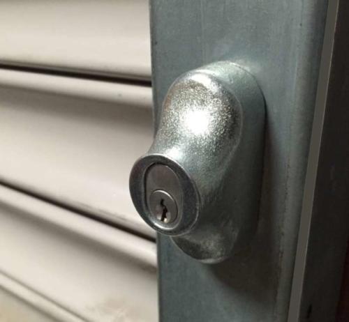 roller shutter security welded lock housing 6610016 800 600x554 1 - Cerradura persiana metalica de suelo cierres de seguridad antirrobo persianas