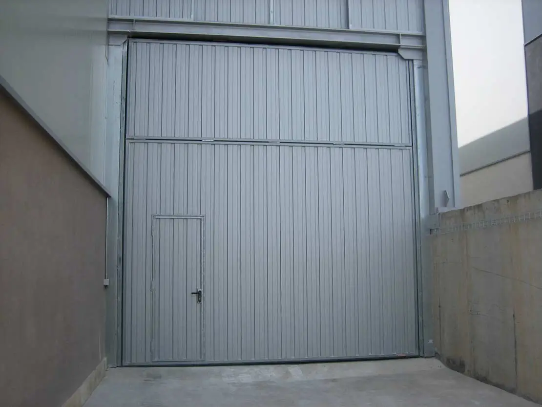 puertas industriales contrapesada basculante3 - Nuestros Trabajos