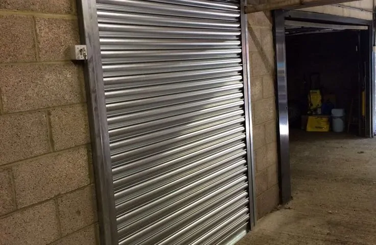 Que sirve persianas metalicas para local 736x480 - ¿Qué sirve persianas metálicas para local?