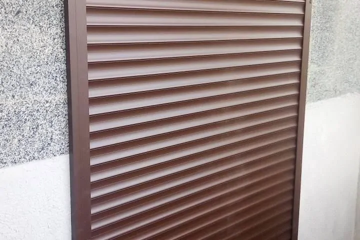 persianas metalicas 720x480 - ¿Qué pasa cuando una persianas metálicas para local no funciona bien?