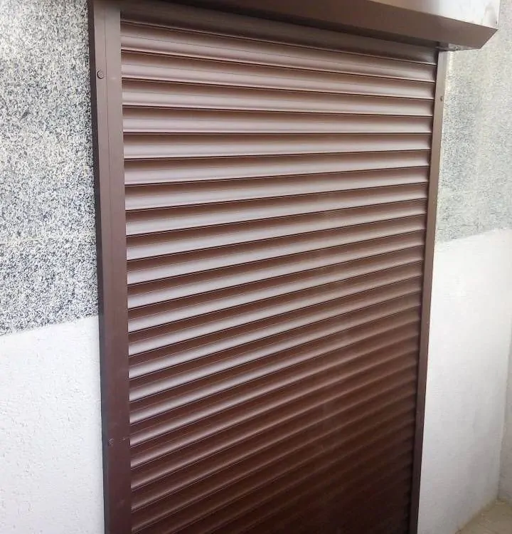 persianas metalicas 720x750 - ¿Qué pasa cuando una persianas metálicas para local no funciona bien?