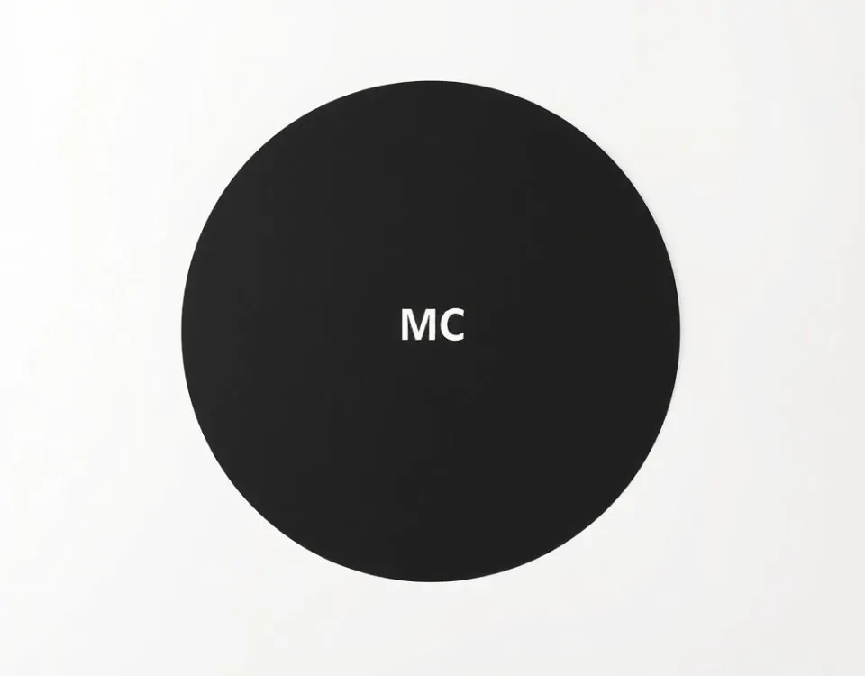 Círculo negro con línea roja vertical en fondo blanco, composición minimalista que resalta las ventajas de la motorización de persianas metálicas.