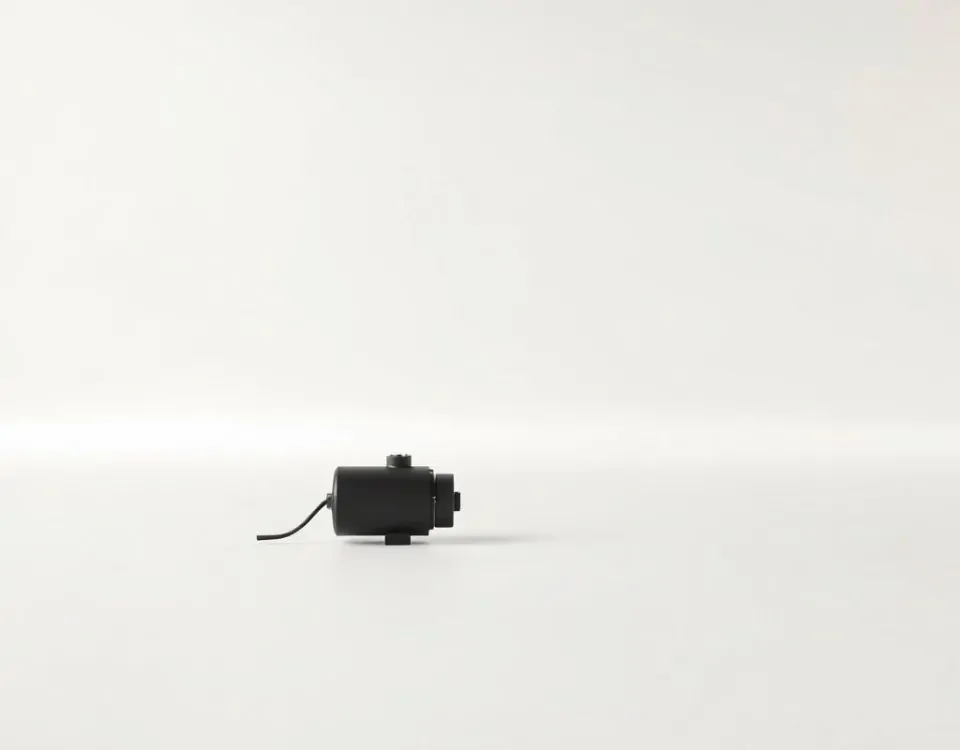 Motor cilíndrico mate y lamas de persiana metálica en un fondo neutro, reflejando la mejor relación calidad precio en sistemas de motorización.