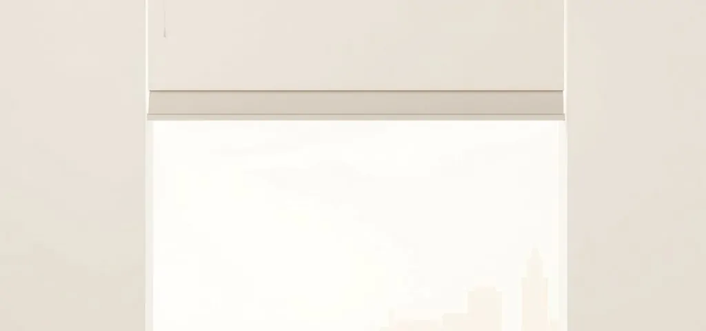 Una persiana horizontal parcialmente bajada sobre un alféizar, con un destornillador gris en primer plano; Barcelona al fondo. Cuales son los servicios mas recomendados para reparaciones de persianas en Barcelona.