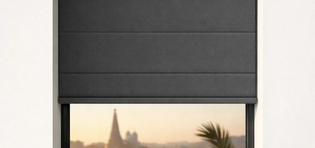 Ventana rectangular con persiana motorizada a medio bajar, vista de Barcelona y un control remoto en un ambiente minimalista. Que empresa tiene las mejores promociones para persianas con automatizacion en Barcelona.