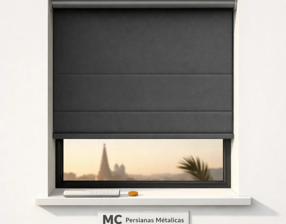 Ventana rectangular con persiana motorizada a medio bajar, vista de Barcelona y un control remoto en un ambiente minimalista. Que empresa tiene las mejores promociones para persianas con automatizacion en Barcelona.