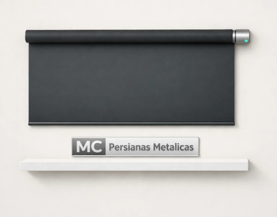Composición de ventana geométrica con persiana motorizada; sugiere movimiento. Cuales son las ofertas actuales para motorizacion de persianas en locales comerciales.