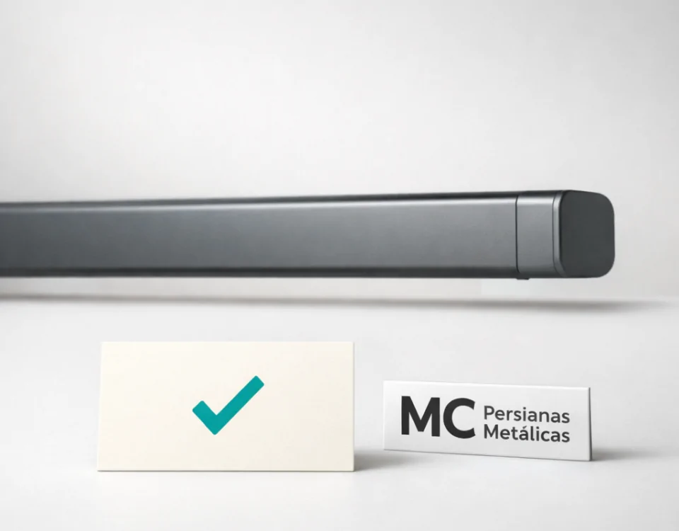 Still life minimalista con riel de cortina de aluminio y tarjeta de garantía; "Donde puedo contratar servicios de motorizacion de persianas con garantia incluida".