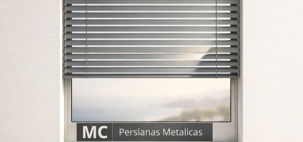 Ventana con persianas de aluminio gris, maceta de suculenta y cielo mediterráneo; ideal para climas húmedos como en Barcelona.