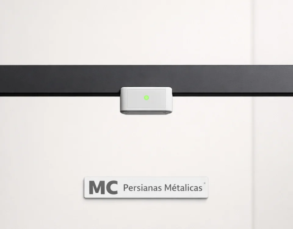 Un listón de persiana y un sensor de seguridad en un fondo blanco, mostrando eficiencia en sistemas de seguridad en persianas.
