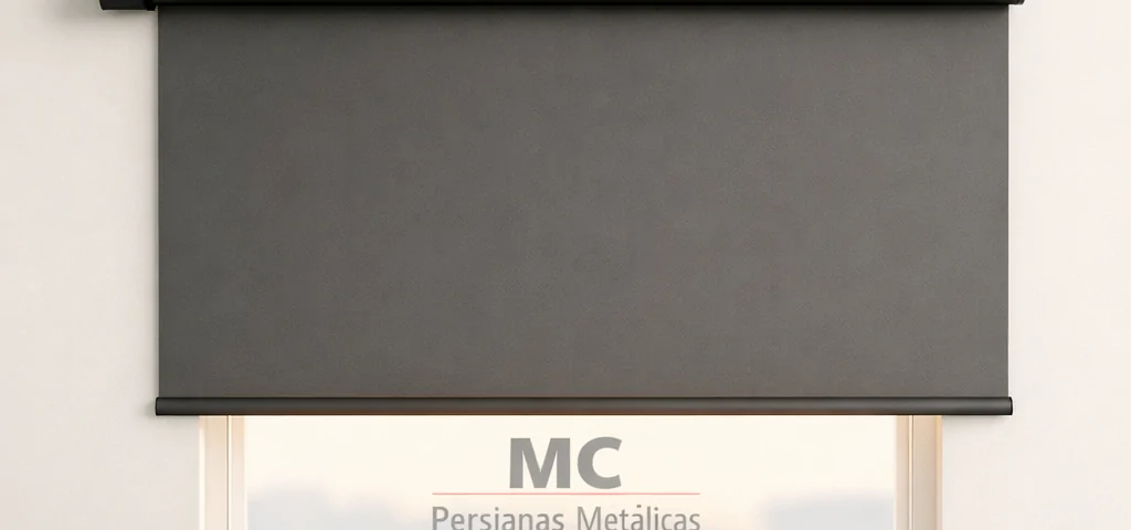 Persiana enrollable geométrica en ventana con motor cilíndrico; luz suave resalta el diseño minimalista. Cual es el sistema de motorizacion de persianas mas popular.