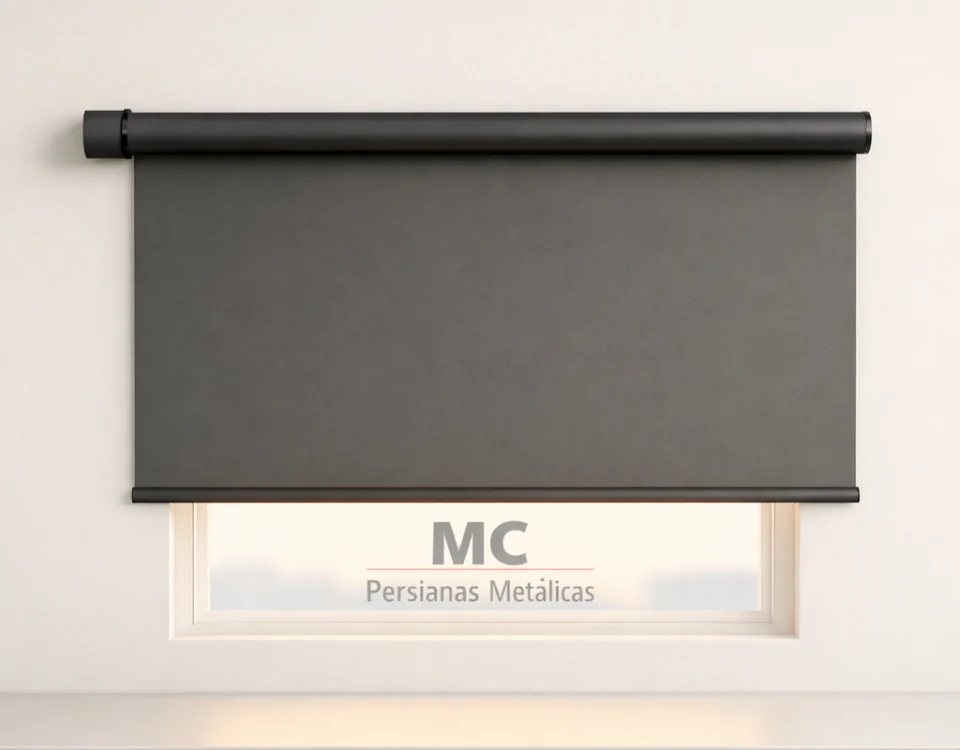 Persiana enrollable geométrica en ventana con motor cilíndrico; luz suave resalta el diseño minimalista. Cual es el sistema de motorizacion de persianas mas popular.