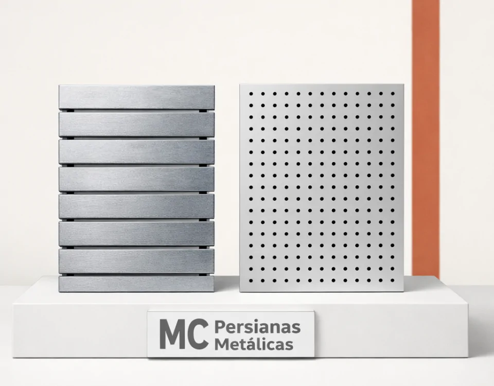 Dos muestras metálicas en un plinto blanco, representando "Cuales son las persianas metalicas mas recomendadas para negocios en Barcelona".